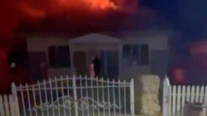 Талдықорғанда полицейлер өртеніп жатқан үйден ер адамды аман алып шықты