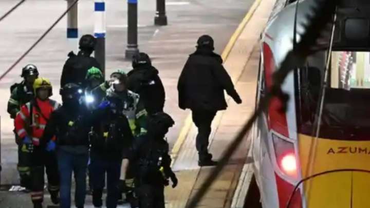 Пойызда пышақпен шабуыл жасалды: 10 адам жарақат алды