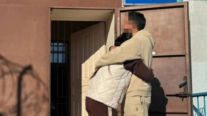 "Әйелін үш жыл күткен": Түрменің алдында кездескен ерлі-зайыптылар жұртты елжіретті