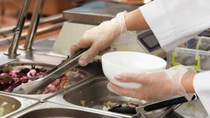 Тамақтану орындарында 200-ге жуық адам заңсыз жұмыс істеген