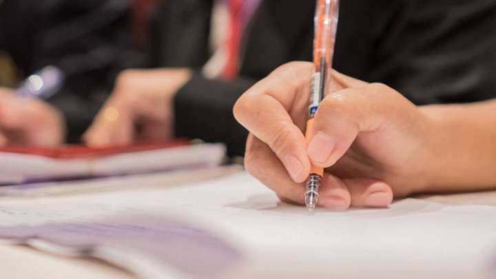 60 жыл тұрса да тіл үйренбеген азамат елден қуылуы мүмкін