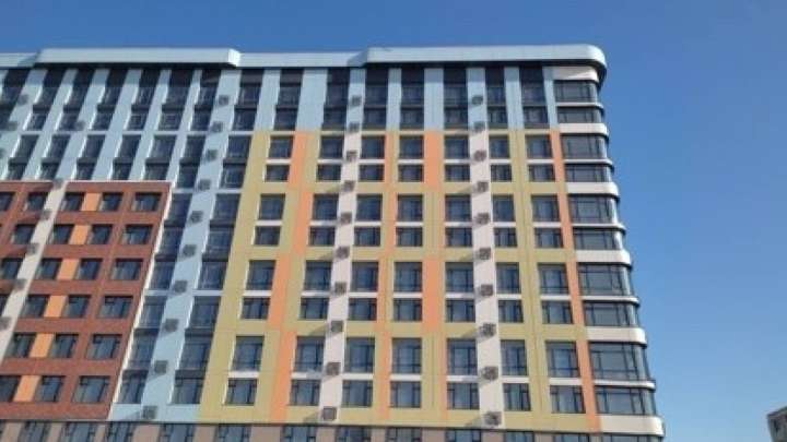 Астанада үй қасбетінің бір бөлігі құлап, адамдар зардап шекті