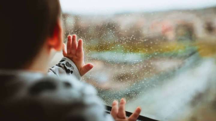 Атырауда екі жастағы бала терезеден құлап кетті