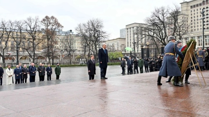 Президент «Белгісіз жауынгер бейіті» ескерткіш мемориалына гүл шоғын қойды