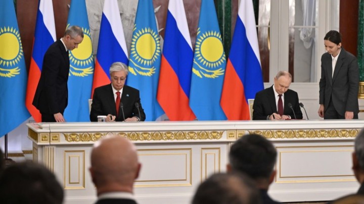 Тоқаев пен Путин бірқатар маңызды құжатқа қол қойды