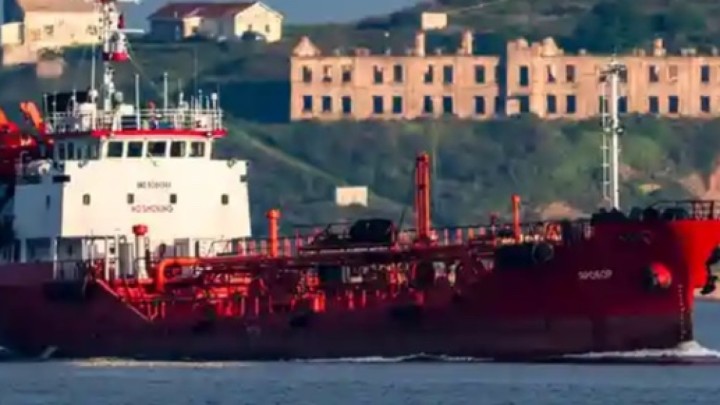 Мұхиттарда тұрған танкерлерде 1 млрд баррель мұнай жиналып қалды