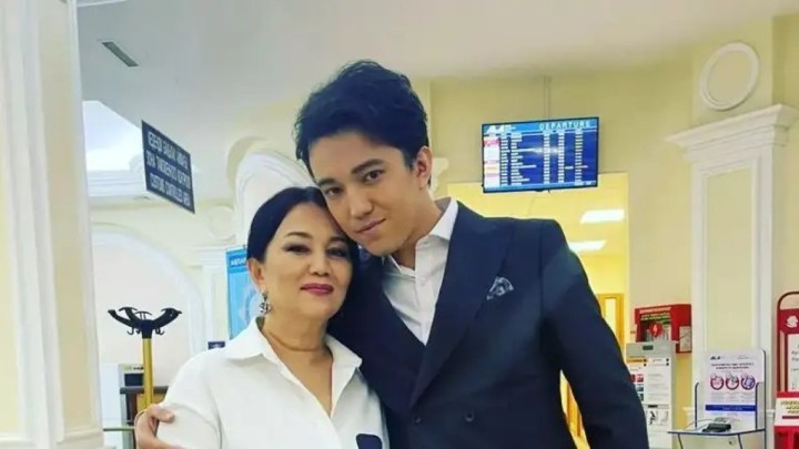 Димаш Құдайбергеннің анасы ұлын қалай еркелетінін айтып қойды (ФОТО)