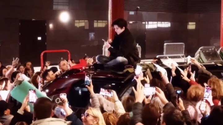 Димаш Лондонда көрермендеріне көлік үстінде отырып қолтаңба берді