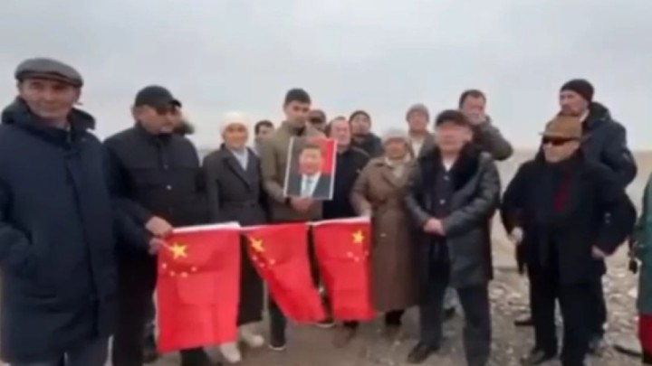 Қытай елінің туын өртеген 12 адам қамауға алынды