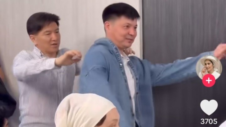 "Сәкен свежий құдасына дженси кит кигізді": әншінің бас тағы да дауға қалды