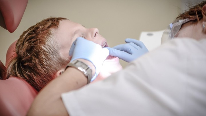 3 жасар қыздың 18 тісін бірден емдемек болған: Астанада бүлдіршін көз жұмды