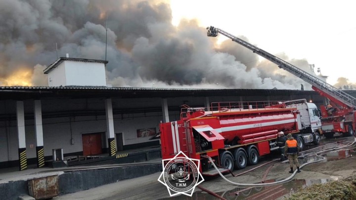 Алматыда екі қабатты қойма өртенді