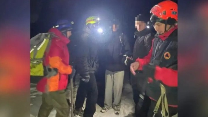 Үлкен Алматы шыңына шыққан екі адам төмен түсе алмай қалды