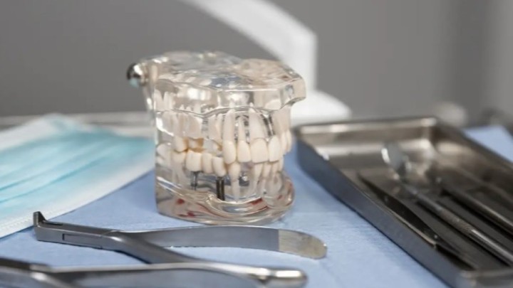 18 тісі бірден жұлынған қыздың өлімі. Сотта стоматологиялық клиниканың заң бұзғаны анықталды