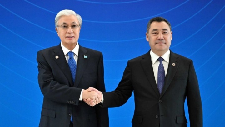 Қасым-Жомарт Тоқаевты «Ынтымак Ордо» резиденциясында Садыр Жапаров күтіп алды