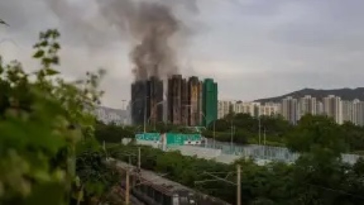 Гонконгте бір күннен бері сөнбеген өрт ондаған адамның өмірін қиды