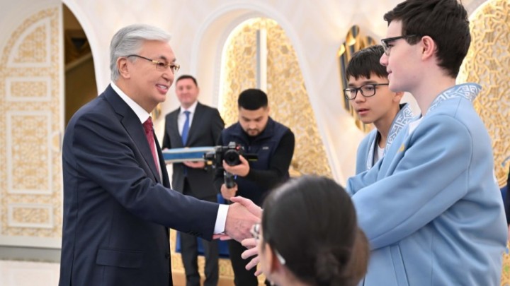 Тоқаев әлем чемпионаттарында топ жарған жас шахматшылармен кездесті