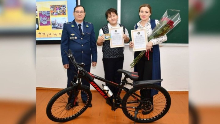 Полиция күдіктіні ұстауға жәрдемдескен оқушыны марапаттады