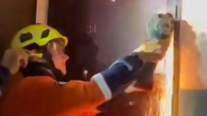 Көкшетауда құтқарушылар пәтерде қалған екі баланы аман алып шықты