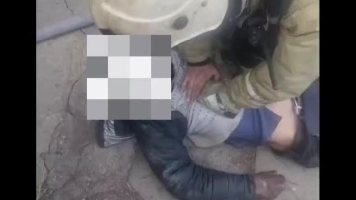 Алматыда құтқарушылар түтінге тұншыққан ер адамды аман алып қалды