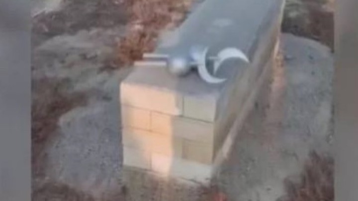 Атырауда зираттағы құлпытастарды қиратқан жасөспірімдер ұсталды