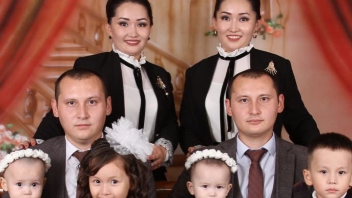 "Анасы да, әкесі де, балалары да егіз": Егіздерден құралған отбасы желі қолданушыларын тәнті етті (ФОТО)