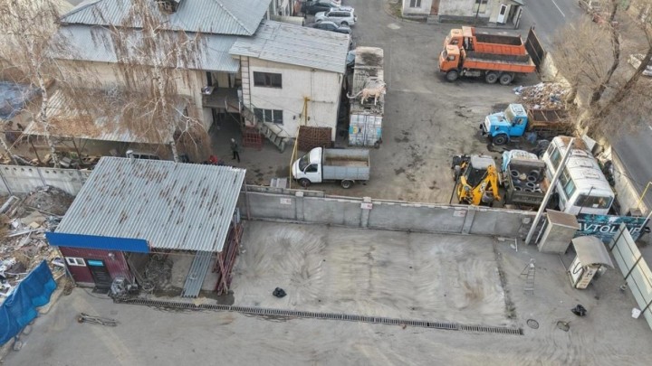 Алматыда заңсыз салынған нысан бұзылып жатыр