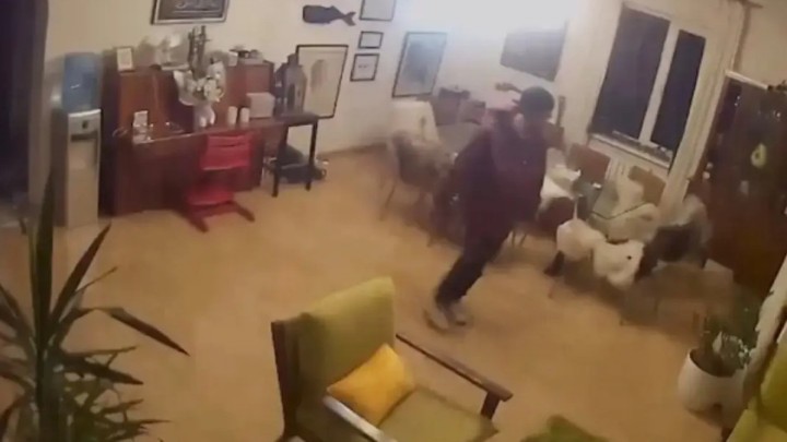 Ұрланған сейфті троллейбуспен алып қашпақ болған адам ұсталды