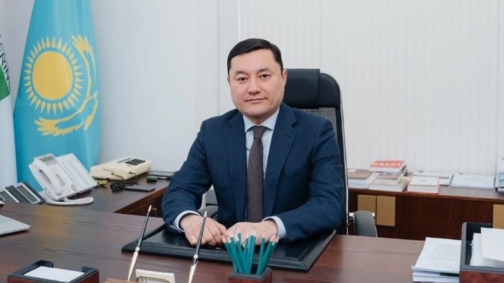 Бұрынғы вице-министр лауазымын асыра пайдаланды деген күдікпен ұсталды