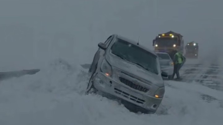 Абай облысында полицейлер қар құрсауында қалған жүргізушіні құтқарды