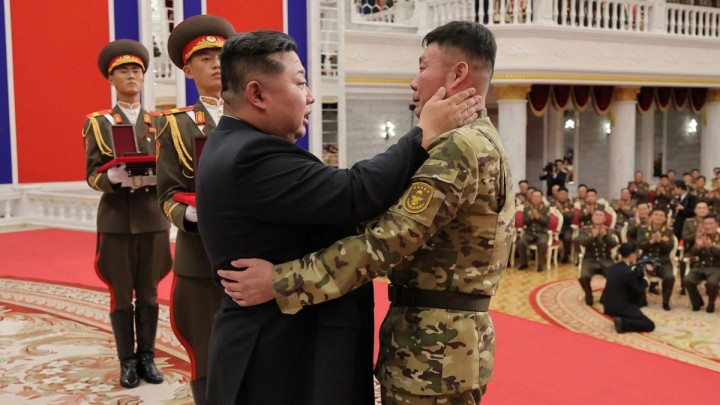 Ким Ресейден оралған жаралы әскерлерін қарсы алып, марапаттады