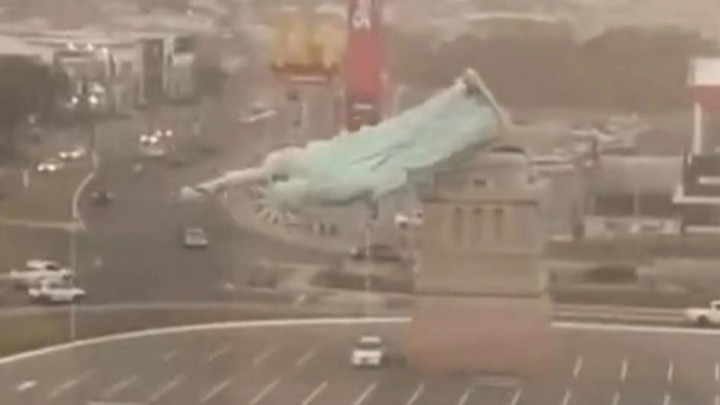 Бостандық мүсінінің көшірмесі құлады