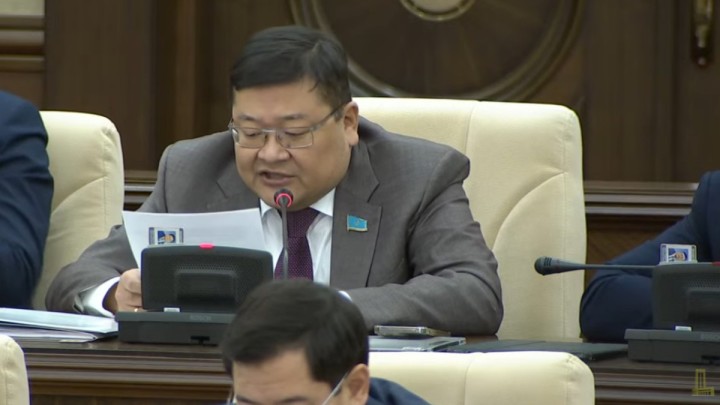 Халыққа түсіндіру керек. Айдос Сарым Украина шабуылдарын қолдайтындарды жауапқа тартуды ұсынды