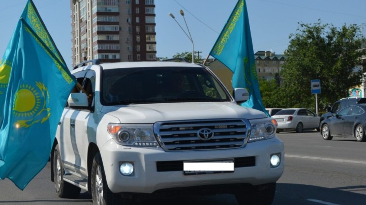 Тумен безендірілген көліктерді тоқтатқан полицейлердің өзі жазаланады - ІІМ