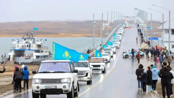 Көлікке Ту іліп жүргендер жазалана ма? Мәдениет министрлігі жауап берді