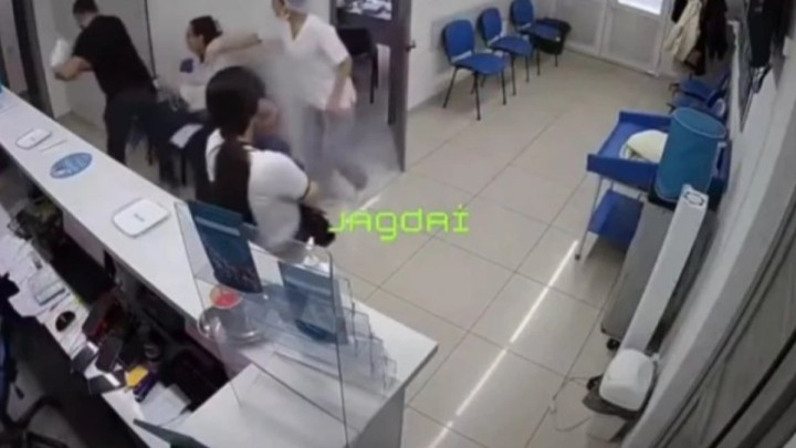 Кезек дауы төбелеске ұласты: Семейде ер адам жүкті әйелге күш көрсетті