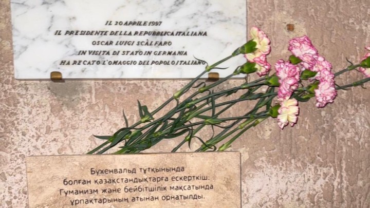 Тарихшы Бухенвальдтағы қазақстандық тұтқындарға арналған ескерткіш тақтасын орнатты