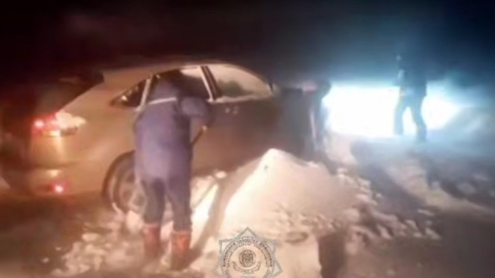 Жетісу облысында қар құрсауында қалған екі азамат құтқарылды