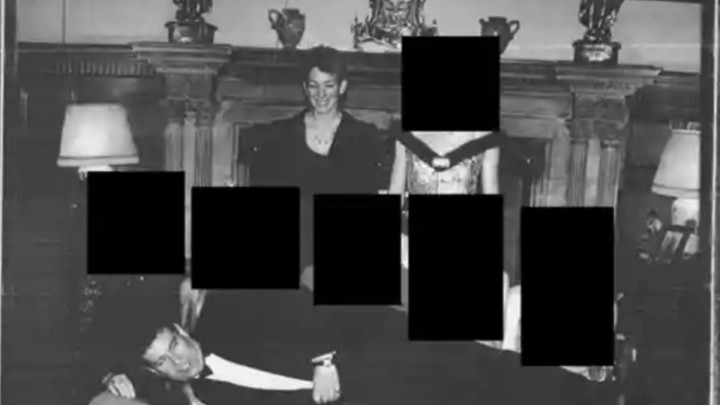 Демократтар: АҚШ Әділет министрлігі Эпштейн мен Трамп түскен фотоны сайттан өшірді