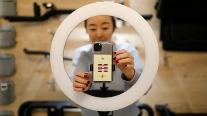 Өлуге де рұқсат жоқ. Қытай блогерлері әбден болдырса да эфирге шығуға мәжбүр