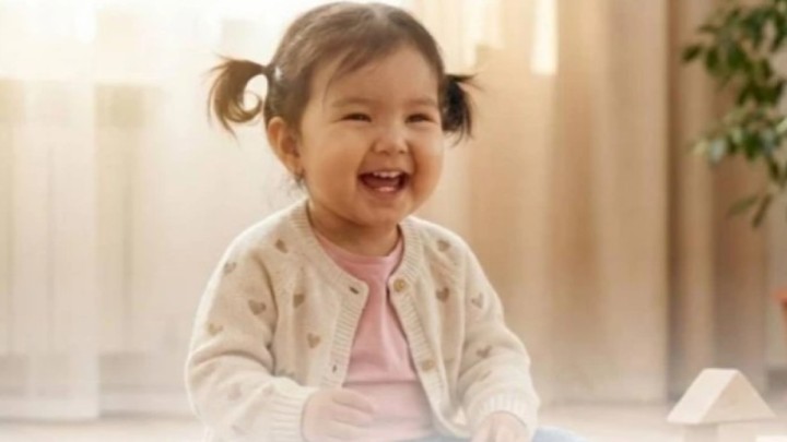 Бір жасар қыз Ұлыбританиядан Қазақстандағы отбасына қайтарылды