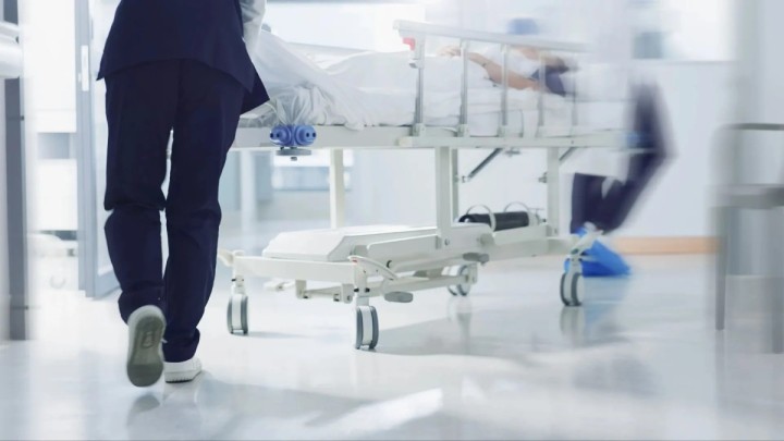 Саусағындағы жараны көрсетуге келген ер адам бір аяғынан айрылып қалды