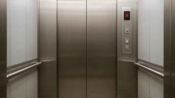 Астанада кеше түнде «Аяз атамен» қоса 11 адам лифтте қамалып қалды