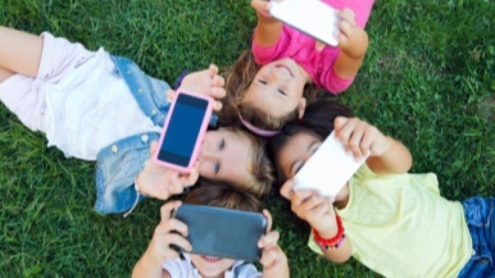 Францияда балаларға әлеуметтік желілерге тыйым салу қарастырылып жатыр