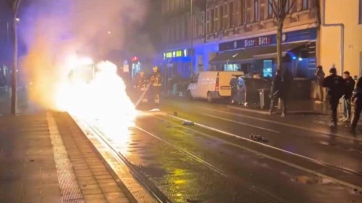 Жаңа жыл түнінде отшашулардан 35 полицей жарақат алып, 430 адам тұтқындалды