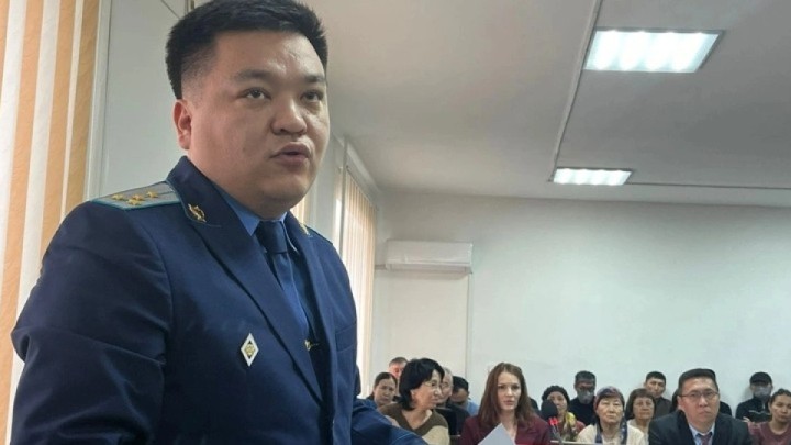 Атпен сүйреп өлтірген. Прокурор Айзат Жұманованың күйеуін 15 жылға соттауды сұрады