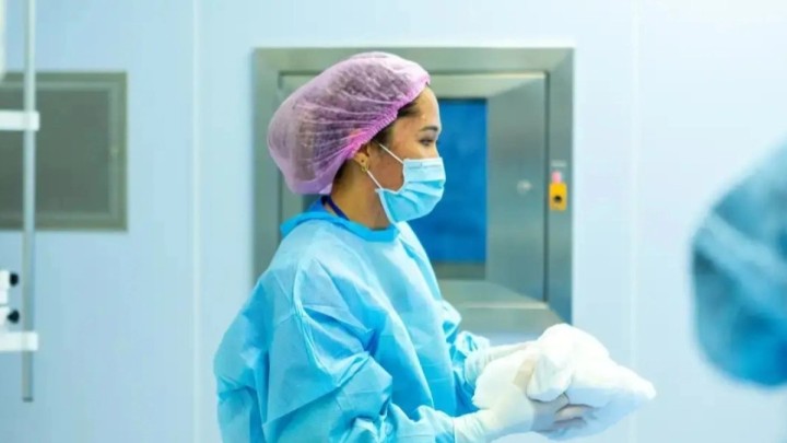 Әйелдердің кеудесін тексеретін кабинетке бейнекамера орнатылған