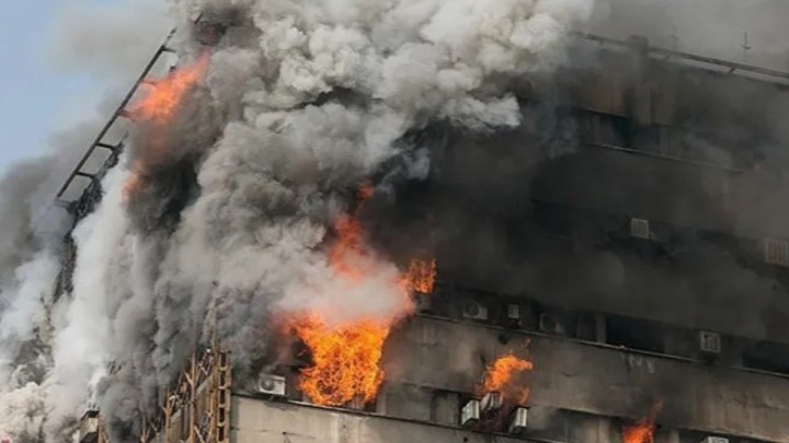 БАҚ: Иранда ереуілшілер Ислам революциясы сақшылар корпусының ғимаратын өртеді