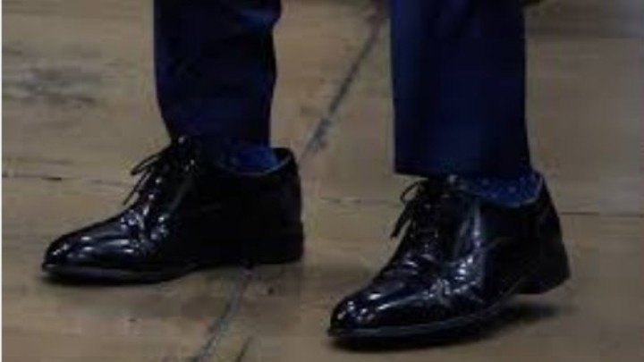 Дырдай басшы үлкен аяқ киім киіп жүр. Мұны қалай түсіндік?