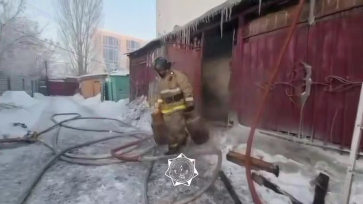 Астанада екі қабатты коттедж бен цех өртенді